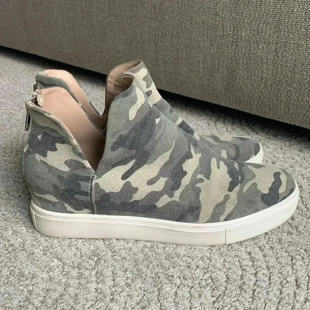 Steve Madden Georgie sneaker size 9 1/2 medium camouflage canvas print